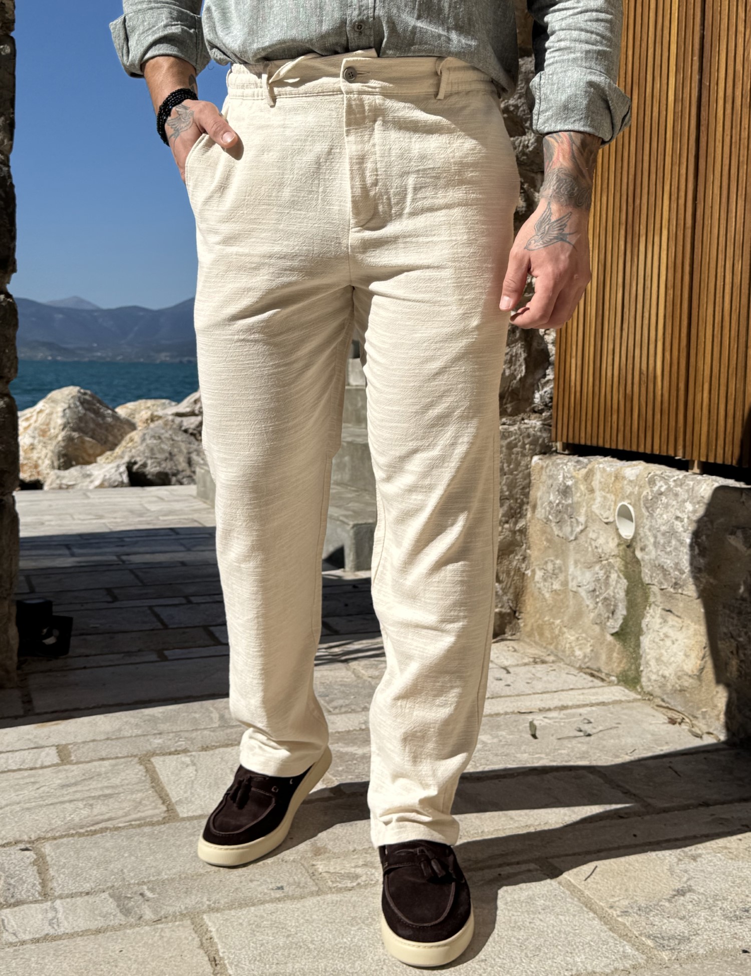 Ανδρικό υφασμάτινο μπεζ παντελόνι με κορδόνι και κουμπί FCL6700